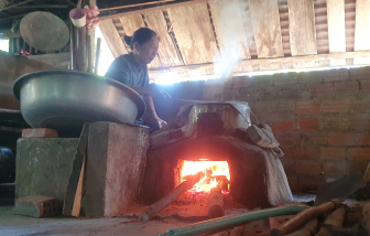 Làng bánh tráng 500 năm Túy Loan "đỏ lửa" xuyên đêm phục vụ Tết