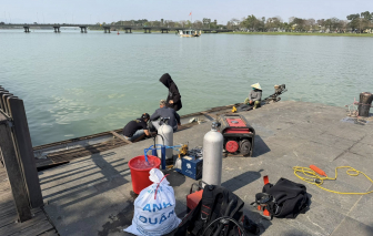 Tìm kiếm thành công 2 miếng vàng du khách đánh rơi dưới sông Hương