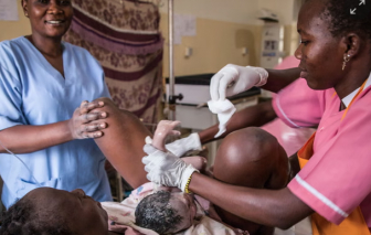 Thế giới đang thiếu gần một triệu nữ hộ sinh