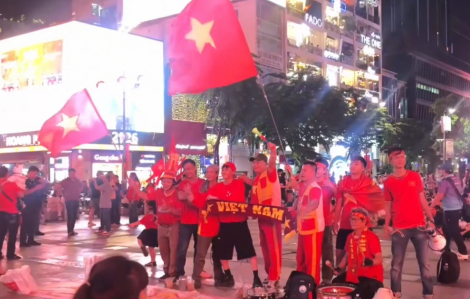 Đông đảo người dân tập trung ở đường đi bộ Nguyễn Huệ, cổ vũ đội tuyển U23 Việt Nam