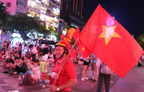 Phố đi bộ Nguyễn Huệ tưng bừng trước giờ bóng lăn