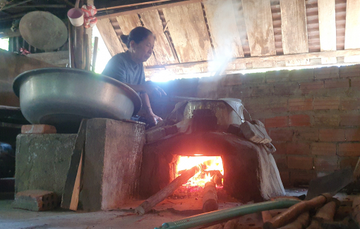 Làng bánh tráng 500 năm Túy Loan "đỏ lửa" xuyên đêm phục vụ Tết