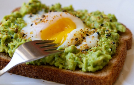 Thêm trái bơ vào món ăn sáng để tăng năng lượng, làm đẹp da