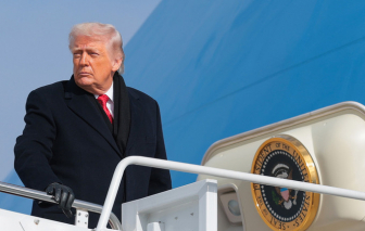 Chuyên cơ chở ông Trump quay đầu gấp vì lý do gì?