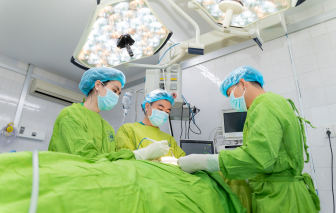 Cô gái trẻ lấy lại sự tự tin nhờ vành tai mới