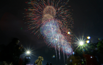 Người dân đội mưa rét xem tổng duyệt pháo hoa chào mừng Đại hội đại biểu toàn quốc lần thứ XIV của Đảng