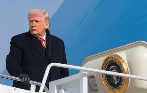 Chuyên cơ chở ông Trump quay đầu gấp vì lý do gì?