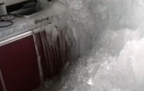 Quên khóa vòi nước, cả nhà đóng băng