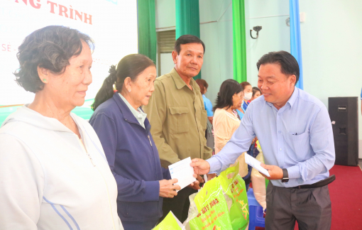 100 hộ dân ở phường Bình Hòa được tặng quà tết