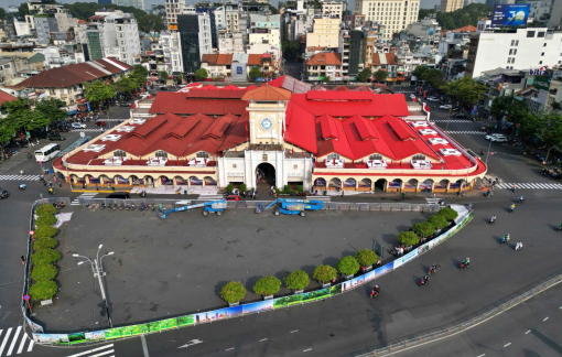 Tất bật “thay áo mới” cho chợ Bến Thành đón tết