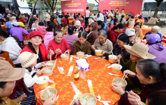 Acecook Việt Nam mang “Phở Yêu Thương” đến người dân vùng rốn lũ Hòa Thịnh