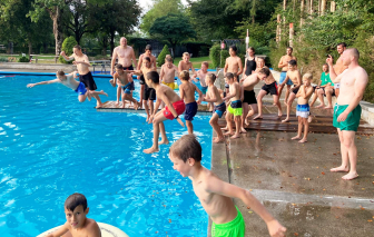 Dạy bơi sinh tồn - cách người Thụy Sĩ bảo vệ trẻ em