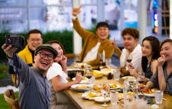 Nhân viên công sở kiệt sức vì chạy sô tiệc tất niên