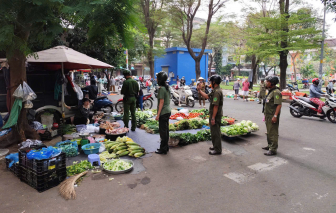 Dẹp chợ tự phát giữa đường ở TPHCM
