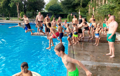 Dạy bơi sinh tồn - cách người Thụy Sĩ bảo vệ trẻ em