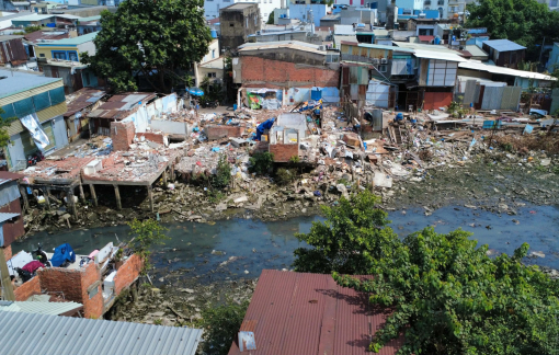 Người dân ven rạch Xuyên Tâm tất bật dỡ nhà, di dời