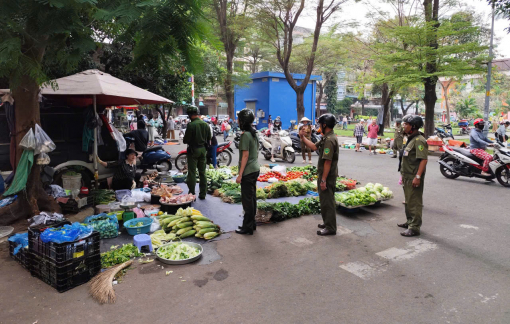 Dẹp chợ tự phát giữa đường ở TPHCM