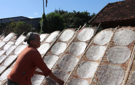 Làng bánh tráng Ea Nuôl đỏ lửa những ngày giáp tết