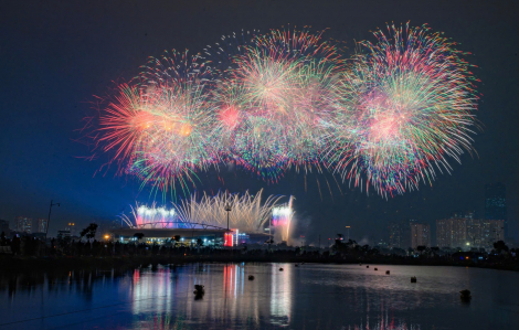 Pháo hoa nghệ thuật chào mừng Đại hội Đảng XIV thành công rực sáng trên bầu trời Hà Nội