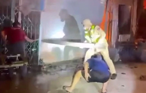 Đang tuần tra trong đêm, phát hiện nhà bị cháy, CSGT xông vào phá cửa cứu 11 người dân