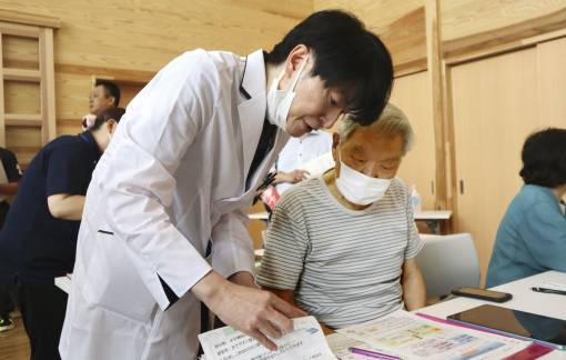 Nhật Bản tăng cường phát hiện suy giảm thính lực để phòng ngừa mất trí nhớ