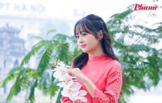 Mưa rét không ngăn được trào lưu chụp ảnh áo dài đón tết tại Hồ Gươm