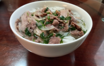 Quán phở giữ trọn hương vị xưa ở góc chợ cóc Hà Nội