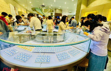 Giá vàng tiếp tục tăng mạnh, lập đỉnh mới