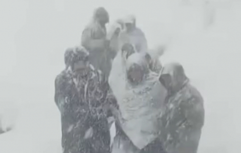 Giải cứu 12 người mắc kẹt trong bão tuyết