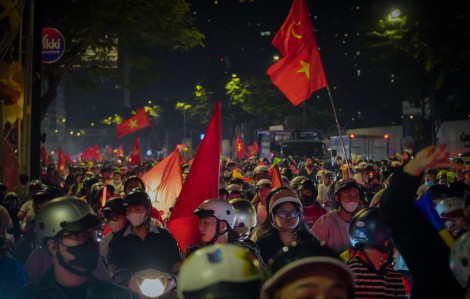 Người dân TPHCM, Hà Nội trắng đêm ăn mừng U23 Việt Nam thắng U23 Hàn Quốc