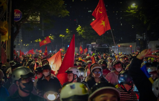 Người dân TPHCM, Hà Nội trắng đêm ăn mừng U23 Việt Nam thắng U23 Hàn Quốc