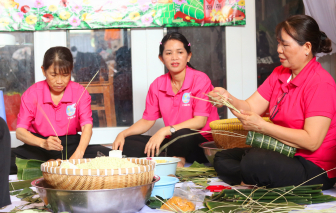 Chủ nhà trọ cùng các cán bộ hội làm tiệc cuối năm, gói bánh cho công nhân về quê ăn tết