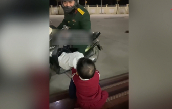 Em bé ngồi đợi cha về gây xúc động