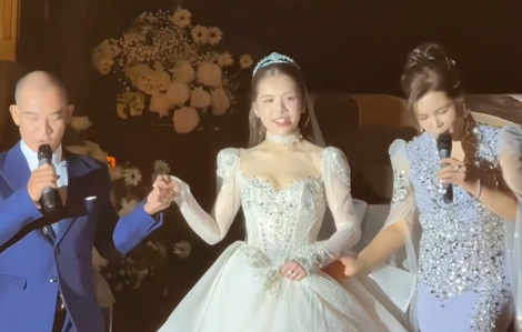 Cha mẹ hát tặng cô dâu trong hôn lễ