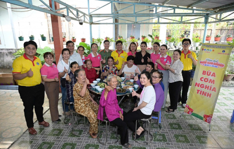 Mang tết ấm đến khu lưu trú thanh niên công nhân xã Vĩnh Lộc