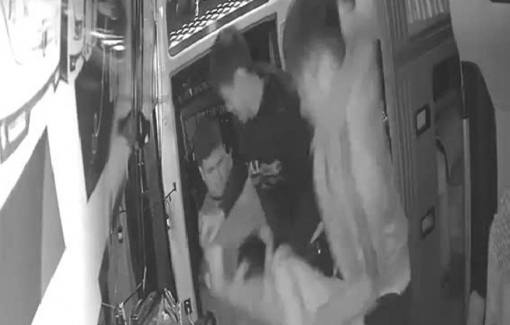 Nhân viên nhà xe bị 1 nhóm người lao lên xe đánh tới tấp