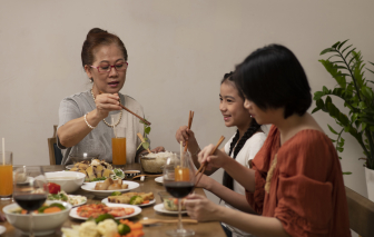 Con dâu cảm thấy tội lỗi trước mâm cơm của mẹ chồng