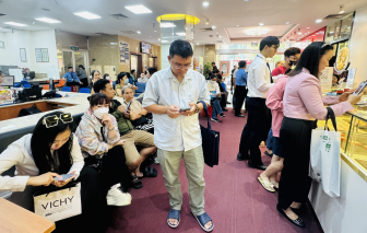 Giá vàng, bạc lập đỉnh, nhiều người phải xếp hàng từ 1g sáng để chờ mua