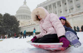 Hơn 1 triệu người bị ảnh hưởng do mất điện, 10.000 chuyến bay bị hủy vì bão tuyết ở Mỹ