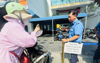 Nhiều người xếp hàng từ 1g sáng để chờ mua vàng, bạc