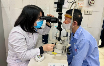 Vỡ thủy tinh thể vì đứng quay clip pháo nổ