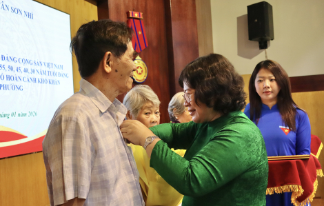 Phường Tân Sơn Nhì trao Huy hiệu Đảng, chăm lo tết cho các đảng viên khó khăn