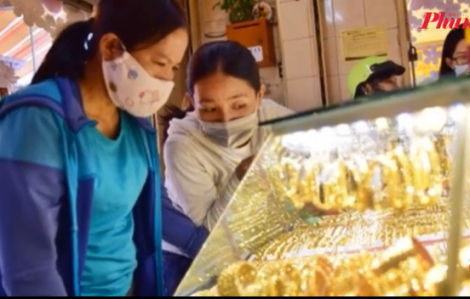 Xếp hàng từ 1 giờ sáng chỉ để mua... 1 chỉ vàng