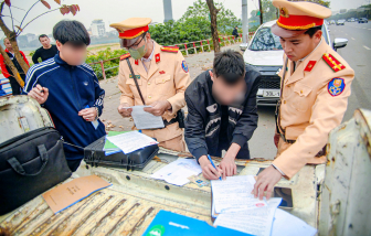 Nhiều xe dừng đỗ sai quy định tại sân bay Nội Bài bị xử lý