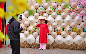 Người dân xúng xính áo dài du xuân sớm tại Lễ hội Tết Việt Thủ Đức