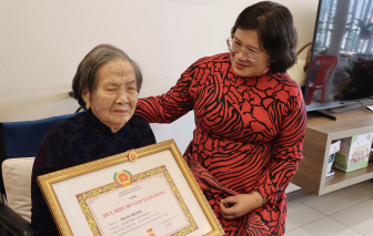 Trao Huy hiệu 80 năm tuổi Đảng cho cụ bà 100 tuổi tại phường An Khánh