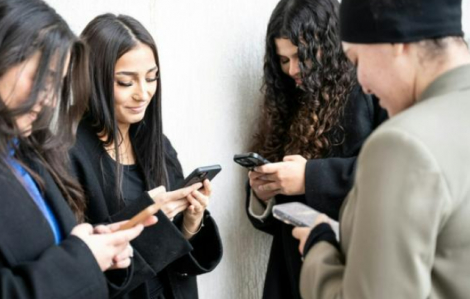 Pháp thông qua dự luật cấm mạng xã hội cho trẻ em dưới 15 tuổi