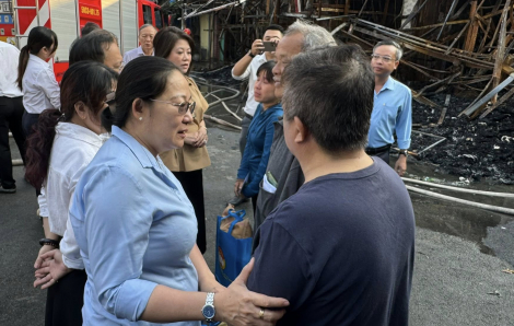 Thăm hỏi, hỗ trợ nạn nhân vụ cháy ở chợ Nhị Thiên Đường