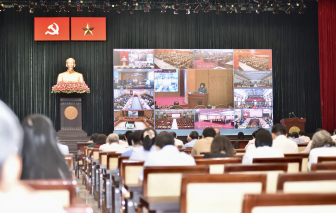 Bí thư Thành ủy TPHCM Trần Lưu Quang cùng các đại biểu TPHCM dự hội nghị thông báo nhanh kết quả Đại hội XIV