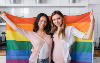 Con gái nhắn tin “thương nhớ” với bạn cùng giới, tôi có nên lo?